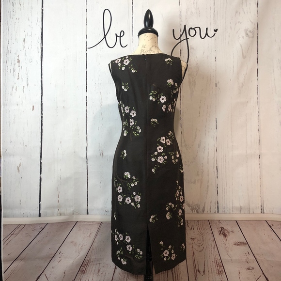 Elegant Embroidered Floral Sleeveless Shift Dress - Picture 2 of 7